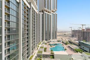 Modern 1BR in The Crest with pool and gym