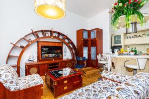 Central Luxury Yacht-Style Old Town