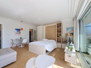 Apartment Cosy @ the beach studio with pool by Interhome