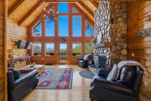 Mountain View Log Cabin w Hot Tub and Foosball