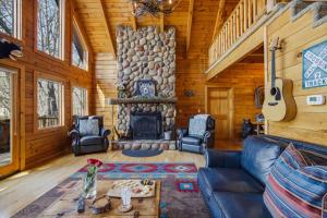 Mountain View Log Cabin w Hot Tub and Foosball