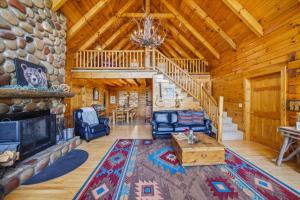 Mountain View Log Cabin w Hot Tub and Foosball