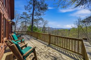 Mountain View Log Cabin w Hot Tub and Foosball