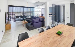 Amazing Home In Rojales