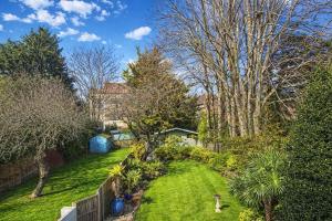 Garden View Beach Apartment - Sleeps 4 - Free Parking - Walk to Beach
