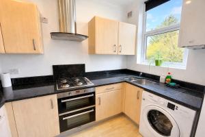 Garden View Beach Apartment - Sleeps 4 - Free Parking - Walk to Beach