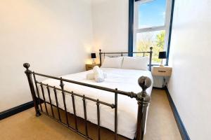 Garden View Beach Apartment - Sleeps 4 - Free Parking - Walk to Beach