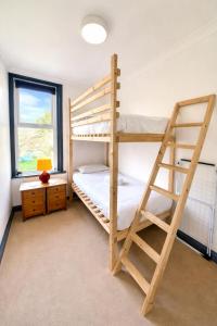 Garden View Beach Apartment - Sleeps 4 - Free Parking - Walk to Beach