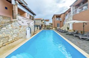 Modern poolside flat with game room acess