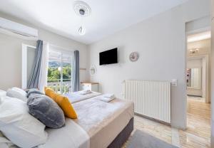 Donnas Luxury home in Kassiopi with Pool 300m to Sea