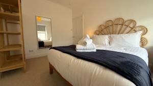 4 Bed, Parking, Large Garden & SurfBike Store