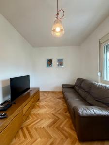 Lovely 1-bedroom apartment with 2-patios and parking