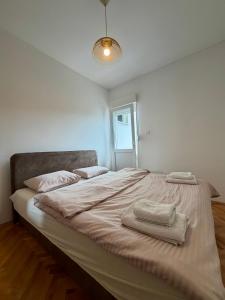 Lovely 1-bedroom apartment with 2-patios and parking
