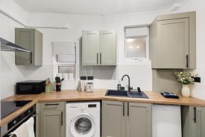 Chic London Flat with Backyard and Easy Access