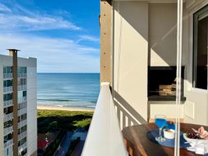Aptos Pé na Areia Condomínio Resort Completo com Piscina Sala de Jogos, Brinquedoteca, Playground e Portaria 24H 2 Quartos com Ar-Condicionado, Churrasqueira Privativa Reserve Agora e Viva essa Experiência