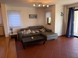 Beautiful Street Apartment - Sea View
