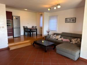 Beautiful Street Apartment - Sea View