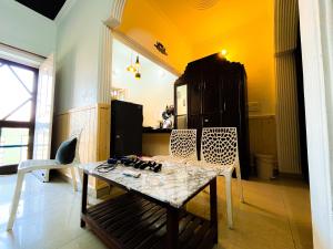 1BHK with 2 King Beds, Kitchen & Balcony Dehradun