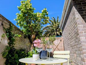 Seaside Escape - free on site parking! Pet friendly!