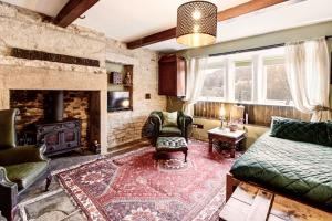 Nutclough Cottage - Log Fire and Valley View