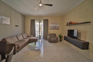 Hot Tub With View, Stylish 3BR, Heart of Ghajnsielem