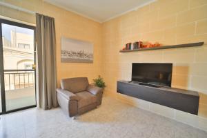 Hot Tub With View, Stylish 3BR, Heart of Ghajnsielem