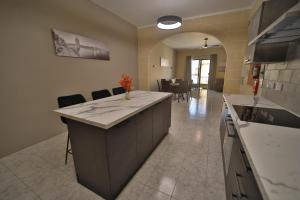 Hot Tub With View, Stylish 3BR, Heart of Ghajnsielem