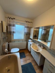 Zentrale Ferienwohnung Bad Zwischenahn mit Balkon & Parkplatz