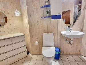 Ferienhaus-zwischen-Wald-und-Meer-mit-Sauna-und-Kamin