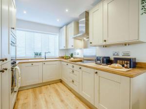 4 Bed in Whitby oc-89533