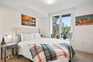 Cozy Family 2BR w Rooftop Patio in North Van