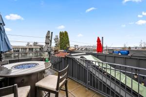 Cozy Family 2BR w Rooftop Patio in North Van