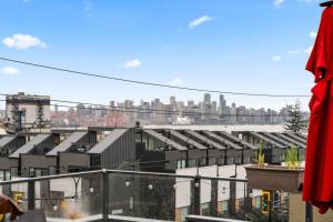 Cozy Family 2BR w Rooftop Patio in North Van