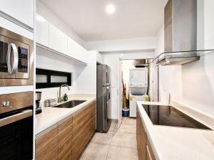 Icono 208 by Booking Guys Riviera