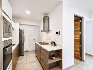 Icono 208 by Booking Guys Riviera