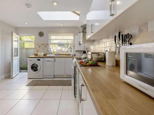 3 Bed in Tenby oc-fb283