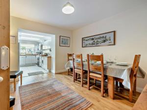 3 Bed in Tenby oc-fb283