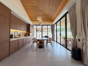 MoonLight Villa - 3BR Tropical Pool Retreat