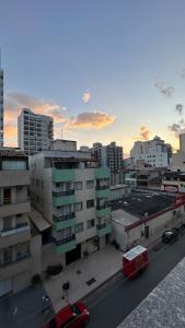 Cobertura duplex com área de lazer privativa a menos de 3min da Praia do Morro