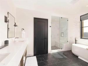 3BR Lockoff Luxury Residence