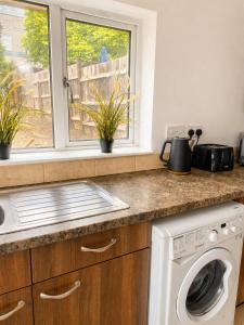 Contractor Stay 5 Bed House in Newport with Wi-Fi Perfect for Large Groups