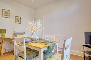 Stylish 3-Bed Home with Garden - Parking - Wi-Fi LMV Property