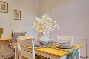 Stylish 3-Bed Home with Garden - Parking - Wi-Fi LMV Property