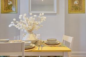 Stylish 3-Bed Home with Garden - Parking - Wi-Fi LMV Property