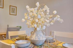 Stylish 3-Bed Home with Garden - Parking - Wi-Fi LMV Property