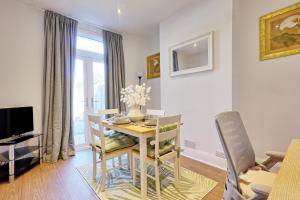 Stylish 3-Bed Home with Garden - Parking - Wi-Fi LMV Property