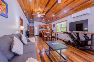 Nemos Poolside Family-Sized 2Br2Ba, Walk Right Out To The Pool!