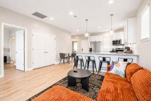 IRIE Living-Cozy Retreat 2BR House with Pool Gym