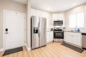 IRIE Living-Cozy Retreat 2BR House with Pool Gym