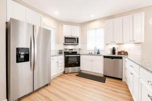 IRIE Living-Cozy Retreat 2BR House with Pool Gym
